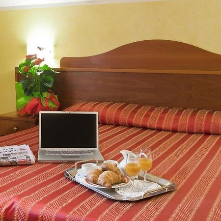 Hotel Baia Blu Alassio Bagian luar foto