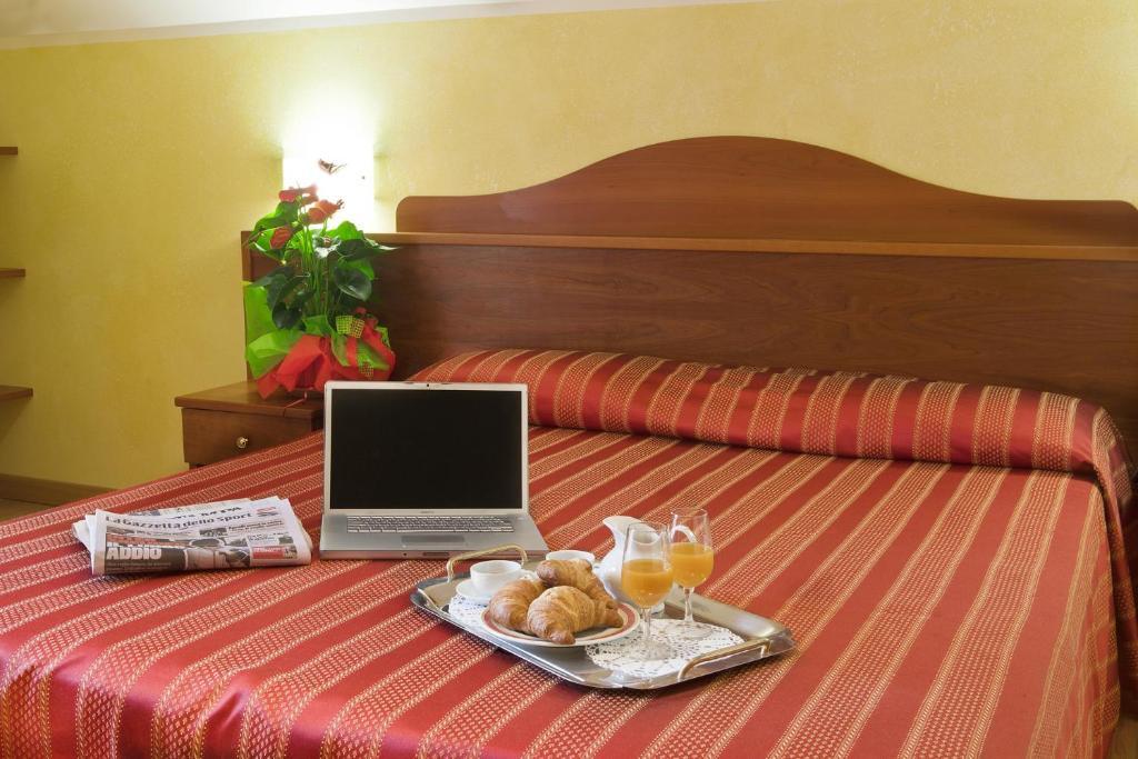 Hotel Baia Blu Alassio Bagian luar foto