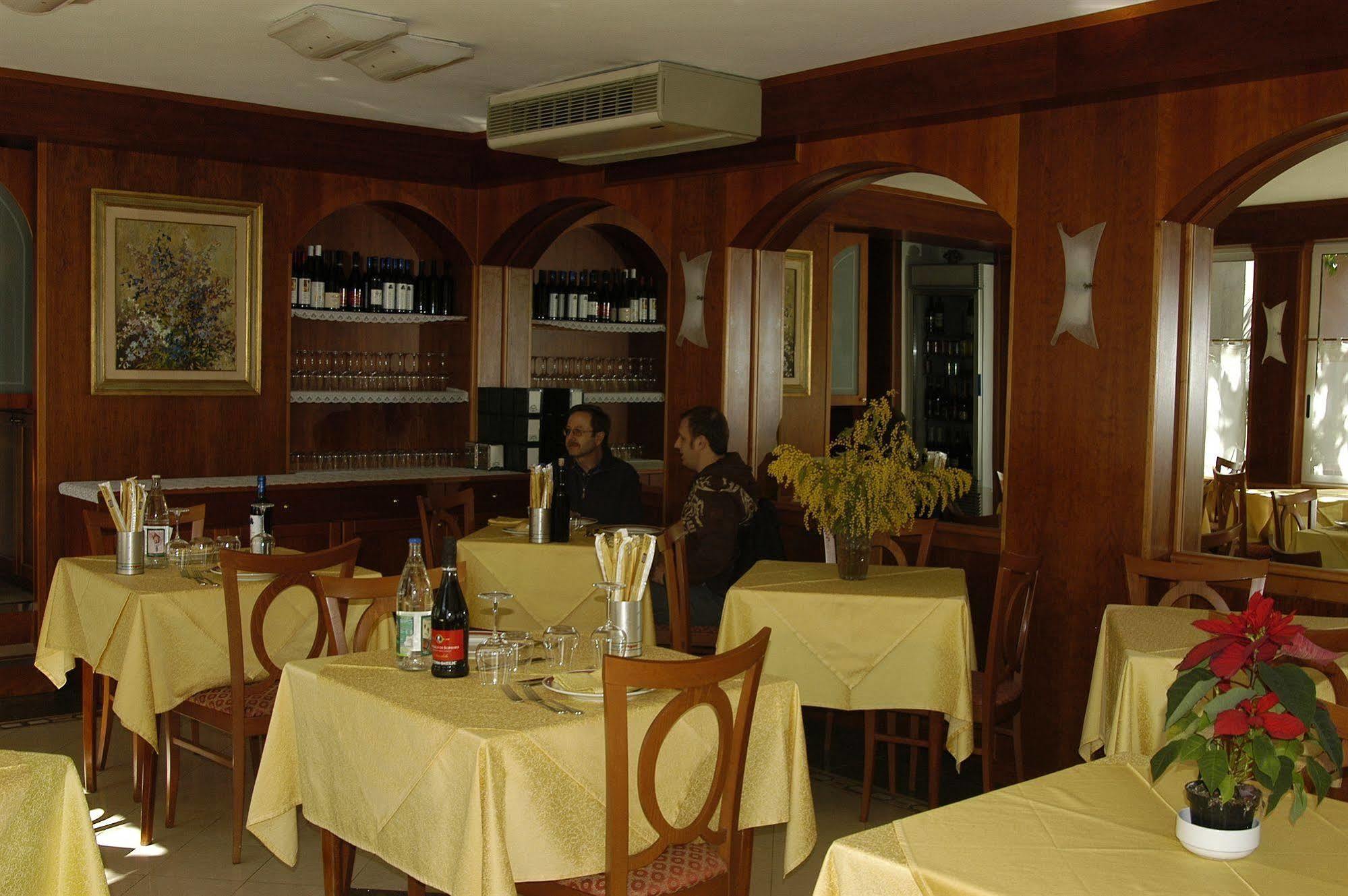 Hotel Baia Blu Alassio Bagian luar foto