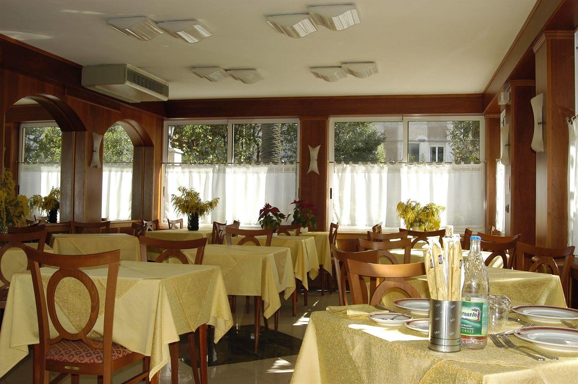 Hotel Baia Blu Alassio Bagian luar foto