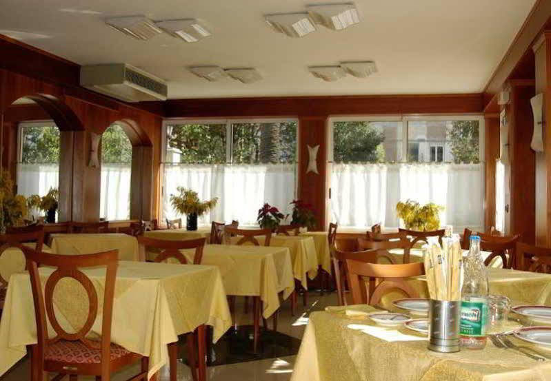 Hotel Baia Blu Alassio Bagian luar foto