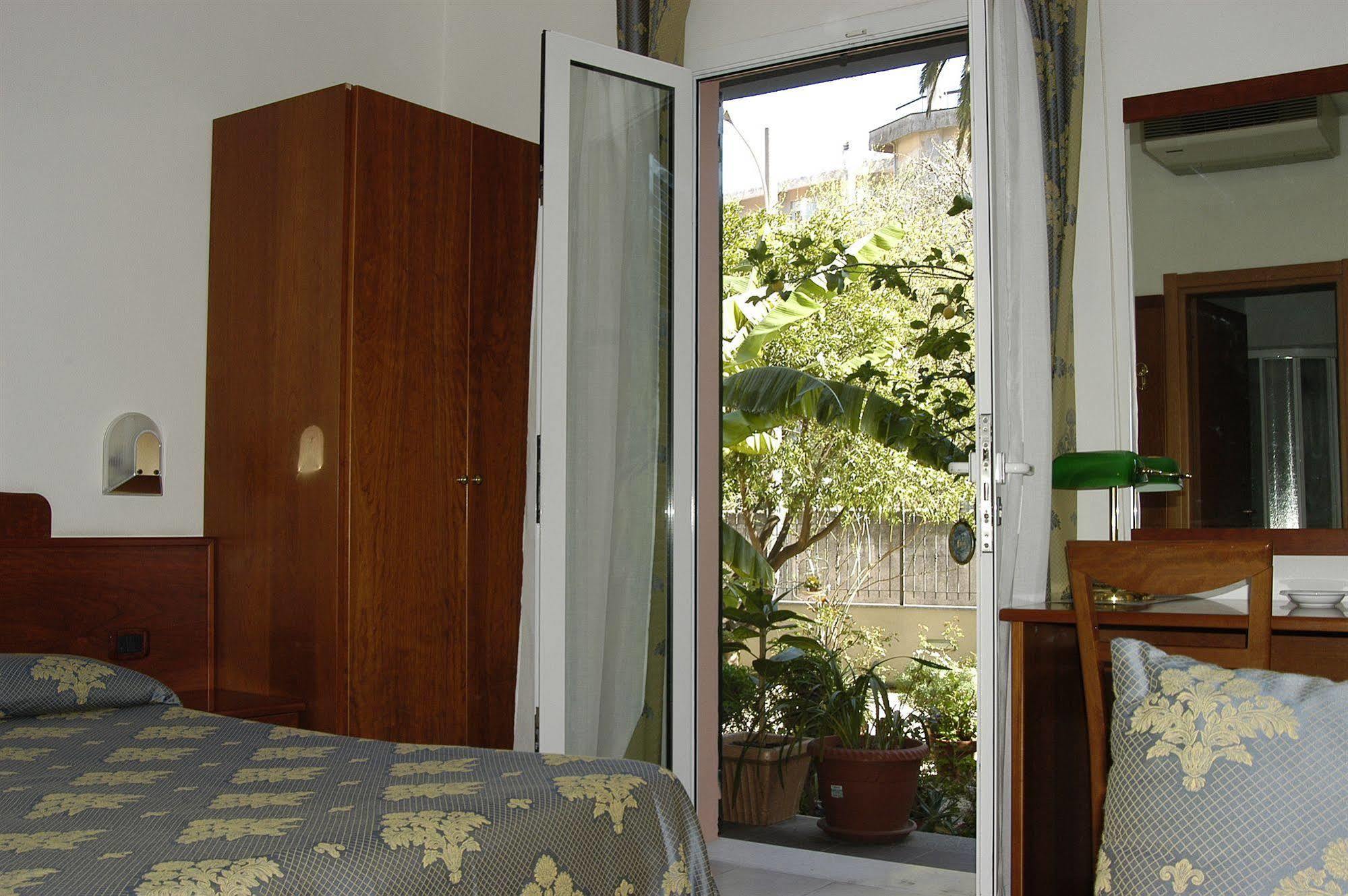 Hotel Baia Blu Alassio Bagian luar foto