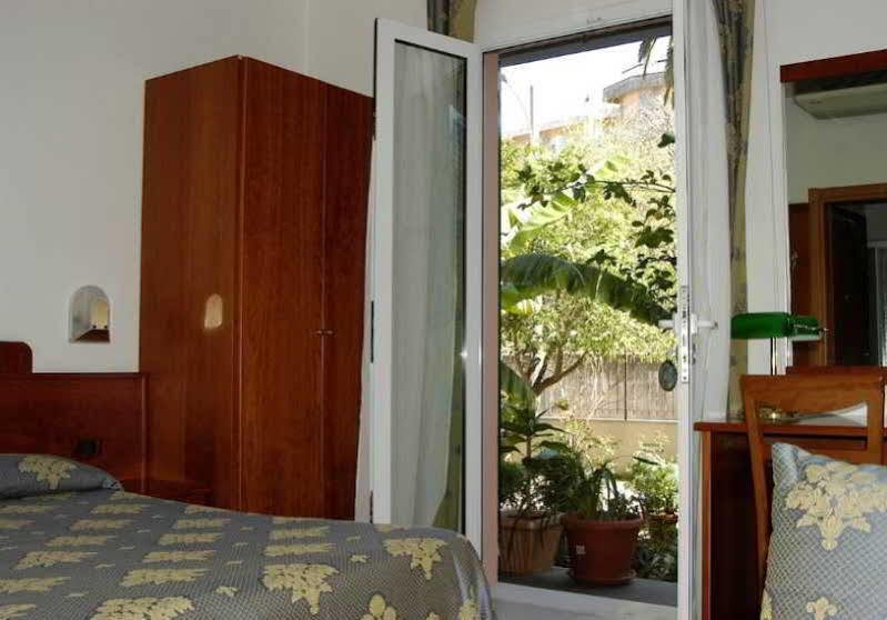 Hotel Baia Blu Alassio Bagian luar foto