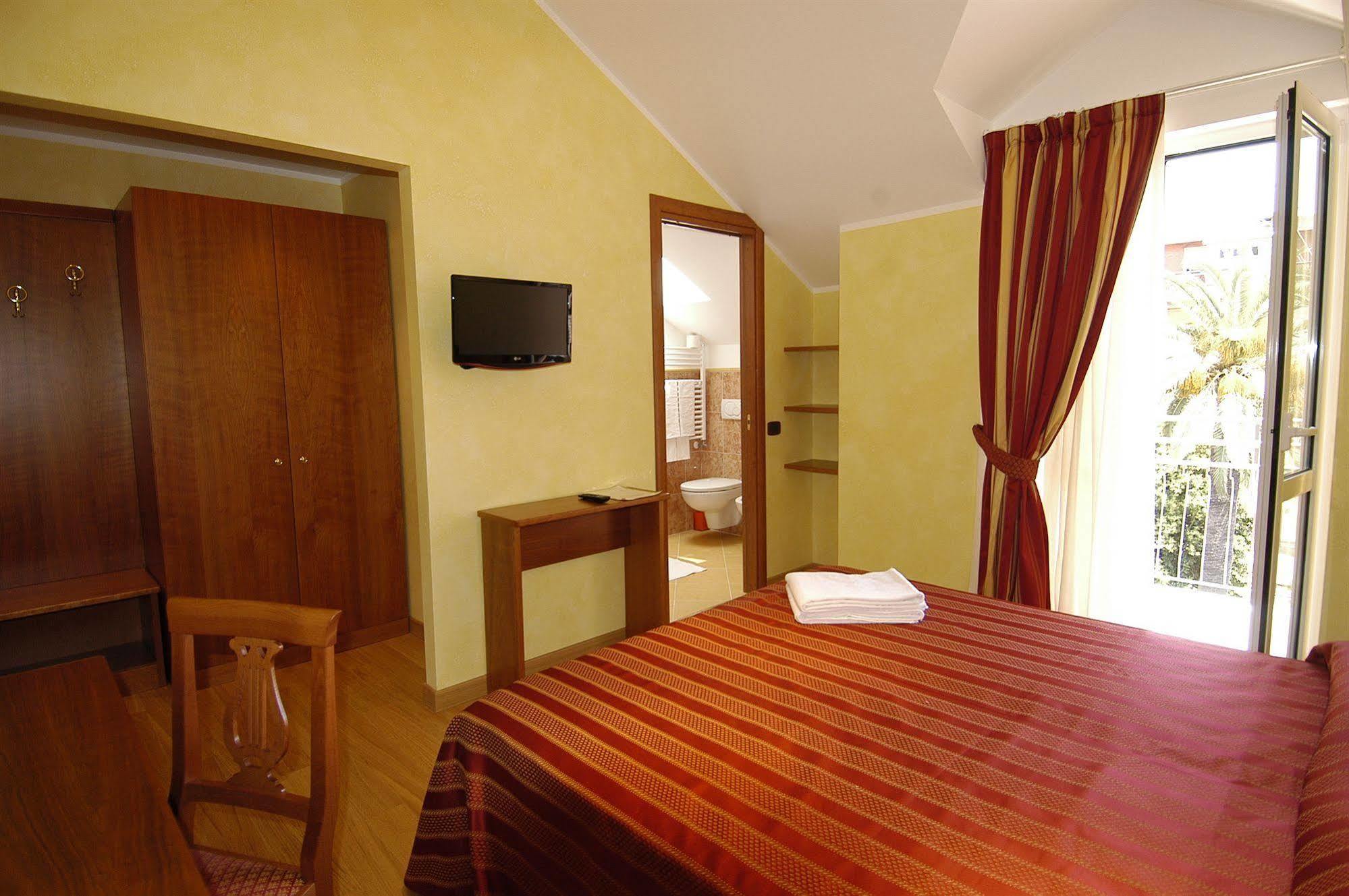 Hotel Baia Blu Alassio Bagian luar foto