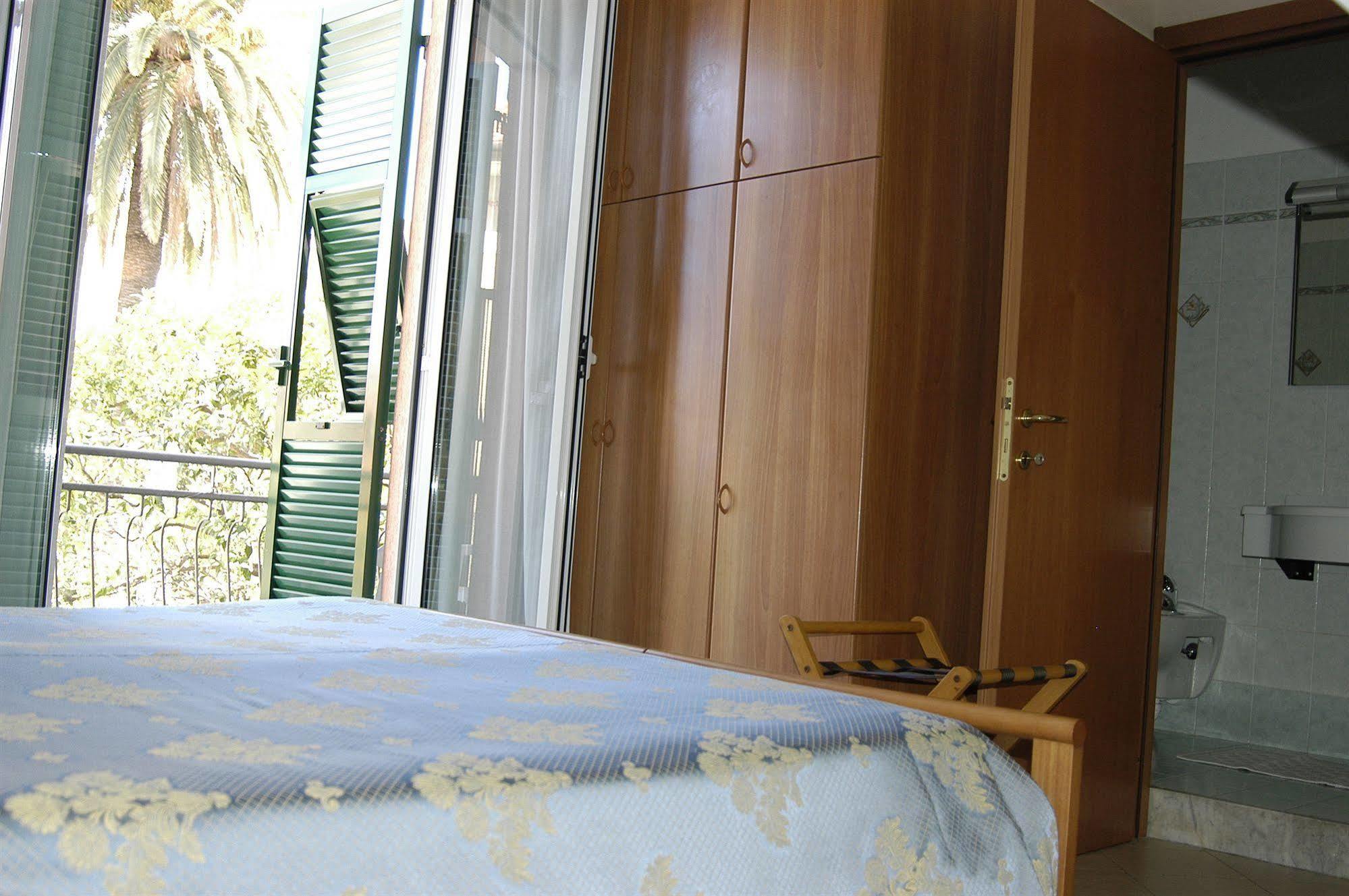 Hotel Baia Blu Alassio Bagian luar foto