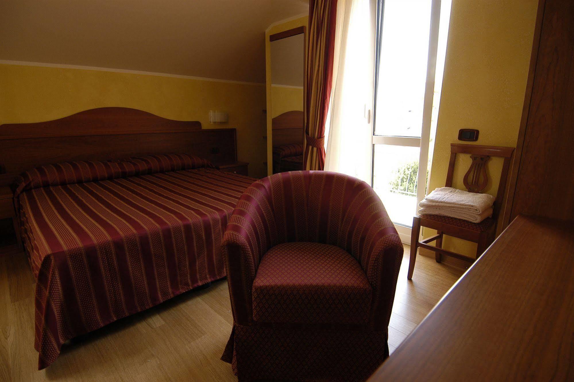 Hotel Baia Blu Alassio Bagian luar foto