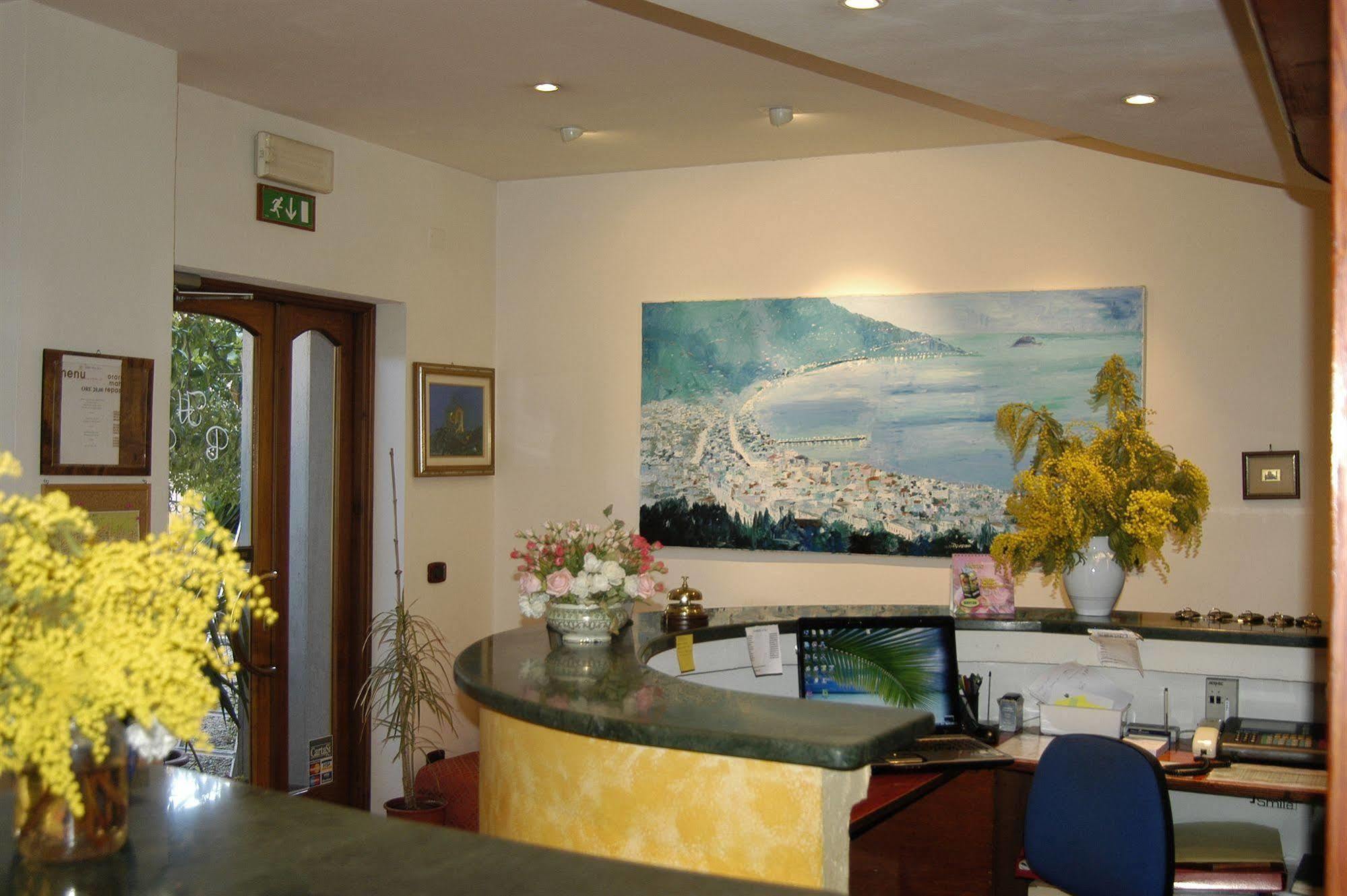 Hotel Baia Blu Alassio Bagian luar foto