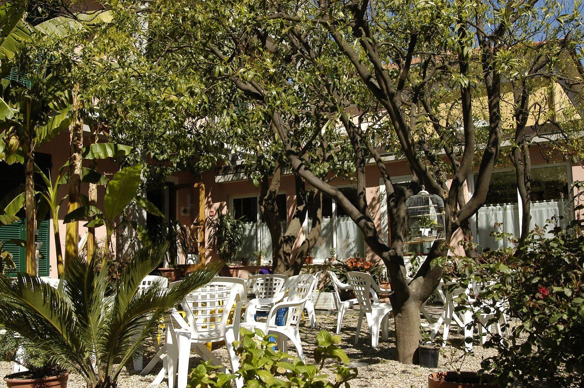 Hotel Baia Blu Alassio Bagian luar foto