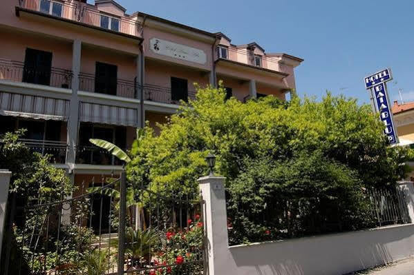Hotel Baia Blu Alassio Bagian luar foto