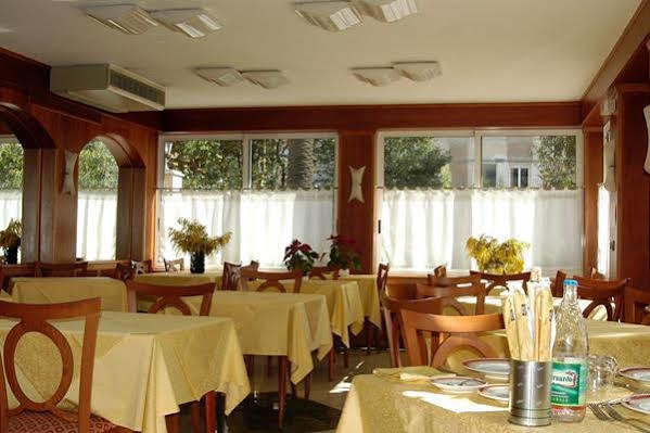 Hotel Baia Blu Alassio Bagian luar foto