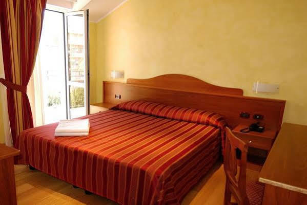 Hotel Baia Blu Alassio Bagian luar foto